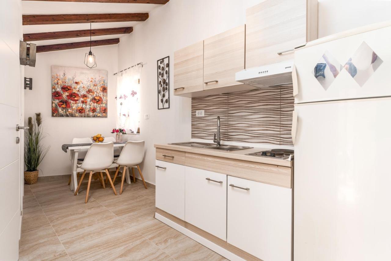 Relax In 2 Bedroom App In Old Town W/Ac And Wifi Ровінь Екстер'єр фото