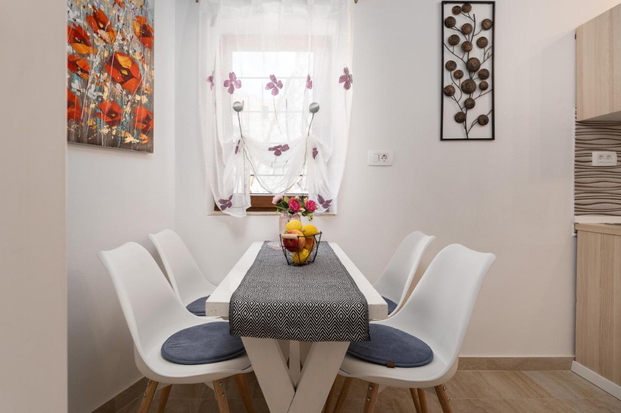 Relax In 2 Bedroom App In Old Town W/Ac And Wifi Ровінь Екстер'єр фото