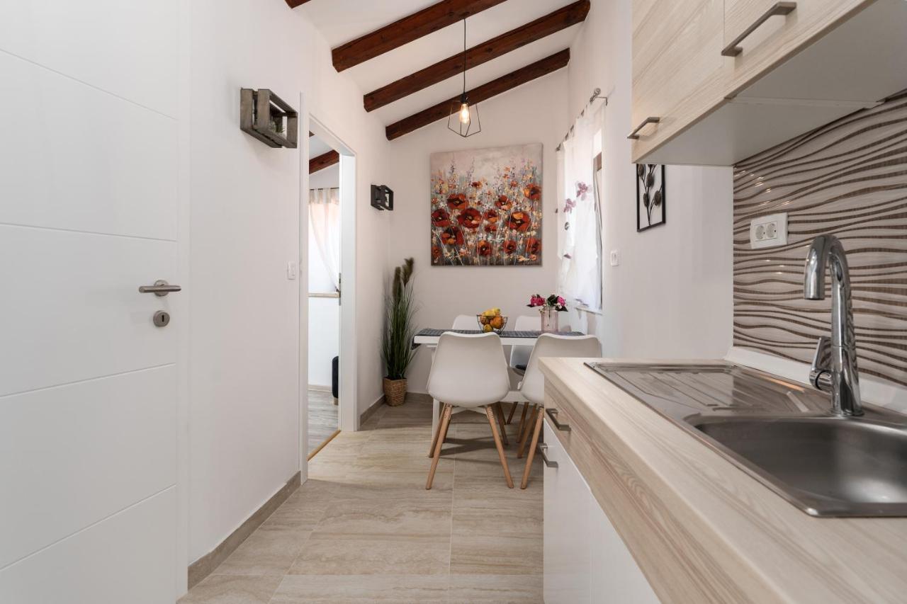 Relax In 2 Bedroom App In Old Town W/Ac And Wifi Ровінь Екстер'єр фото